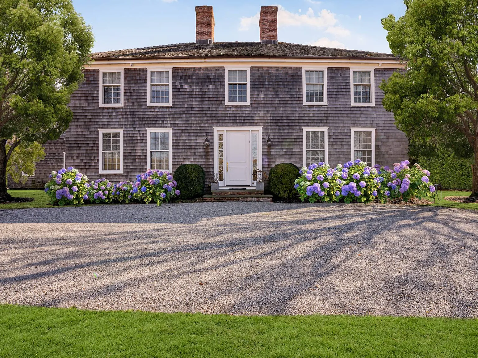 Bridgehampton South with Heated Pool and Gated Entry — Photo 2