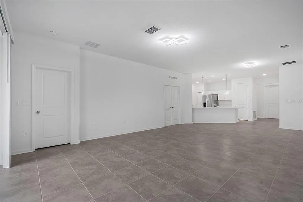 4 bed, 3.0 bath, 2109 sqft, $2,400 — Photo 3