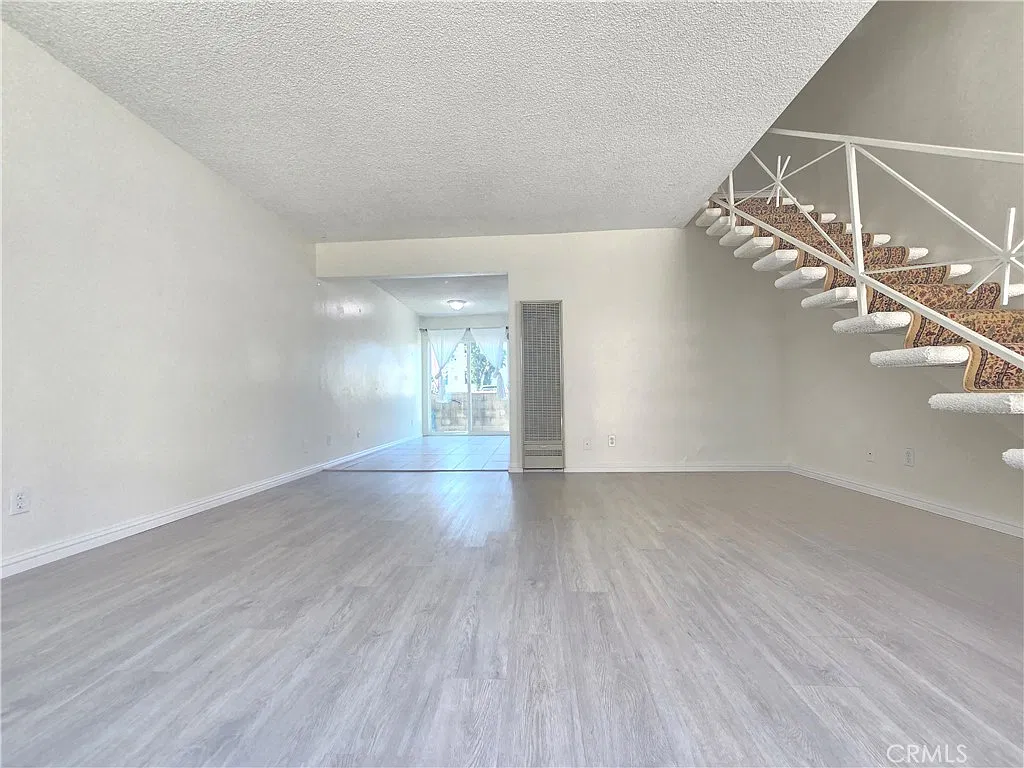 2 bed, 1.5 bath, 928 sqft, $2,550 — Photo 3