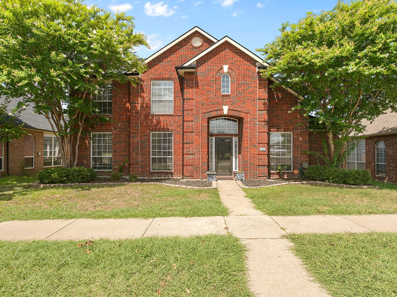 5 bed, 3307 sqft, $3,300 — Photo 1