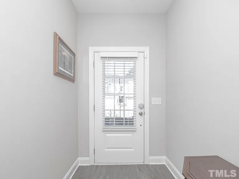 560 Barneswyck Dr — Photo 3