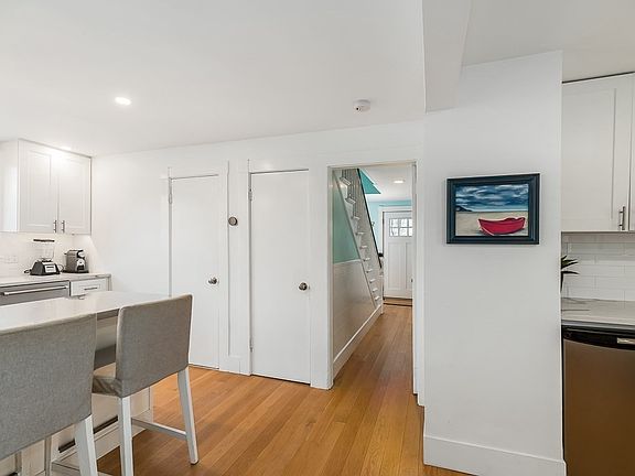 5th image of 8 Forest St