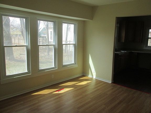 5th image of 822 W Locust Ave