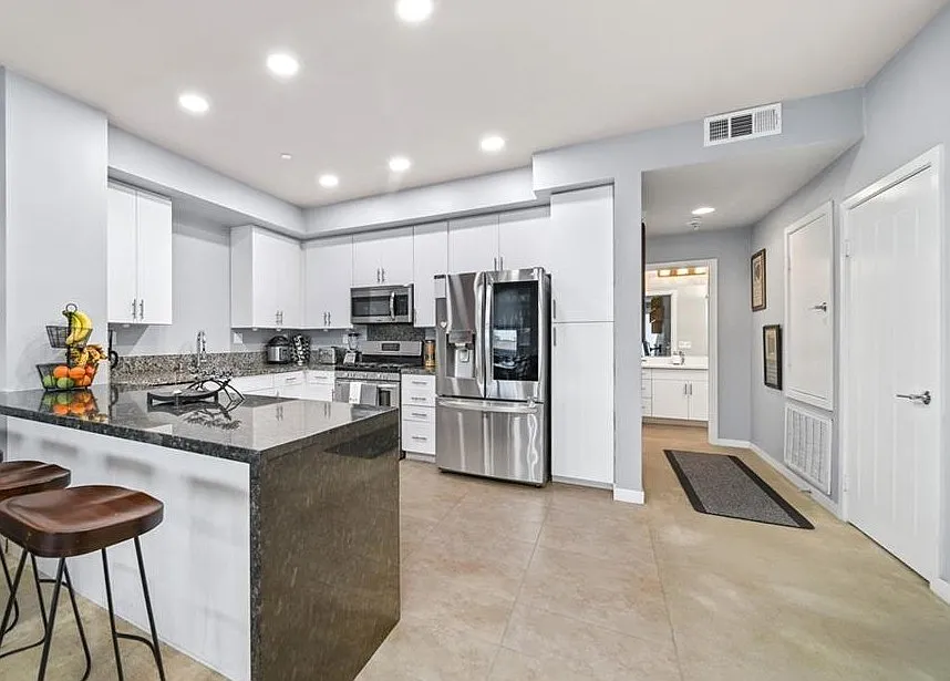 3 bed, 3.5 bath, 1857 sqft, $4,100 — Photo 4