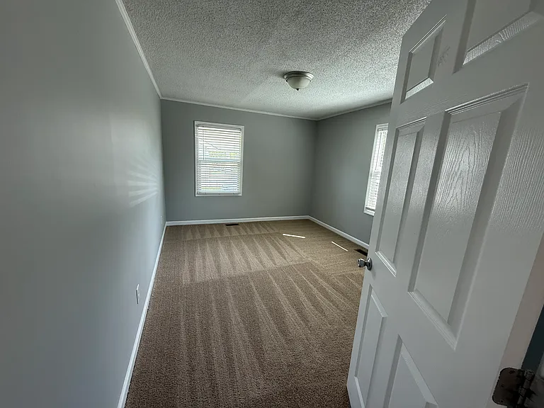 606 E Maple Ave — Photo 3