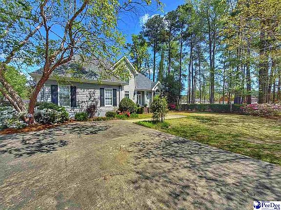 4th image of 701 Laurel Ln
