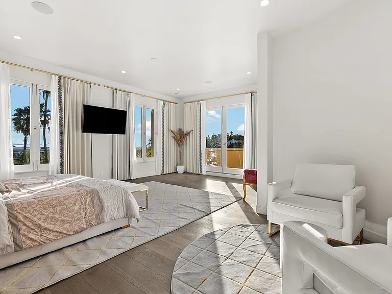 1368 N Doheny Pl — Photo 8