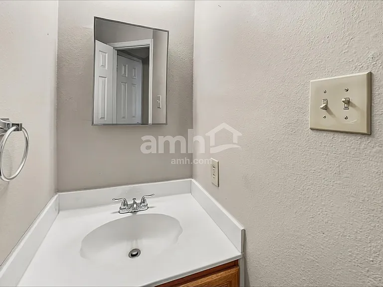 7659 Chatsworth — Photo 8