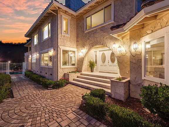 4th image of 21150 Maria Ln