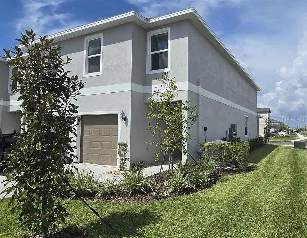 3 bed, 2.5 bath, 1801 sqft, $2,100 — Photo 2