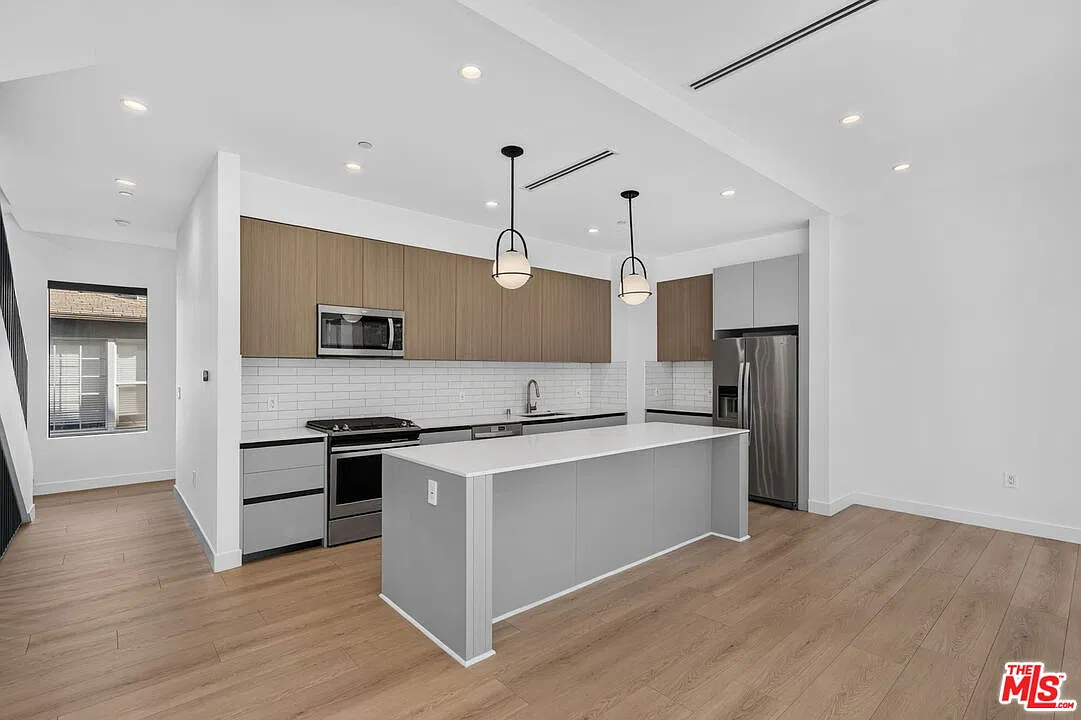 4 bed, 3.0 bath, 1800 sqft, $5,999 — Photo 1
