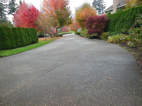 Long driveway off cul-de-sac