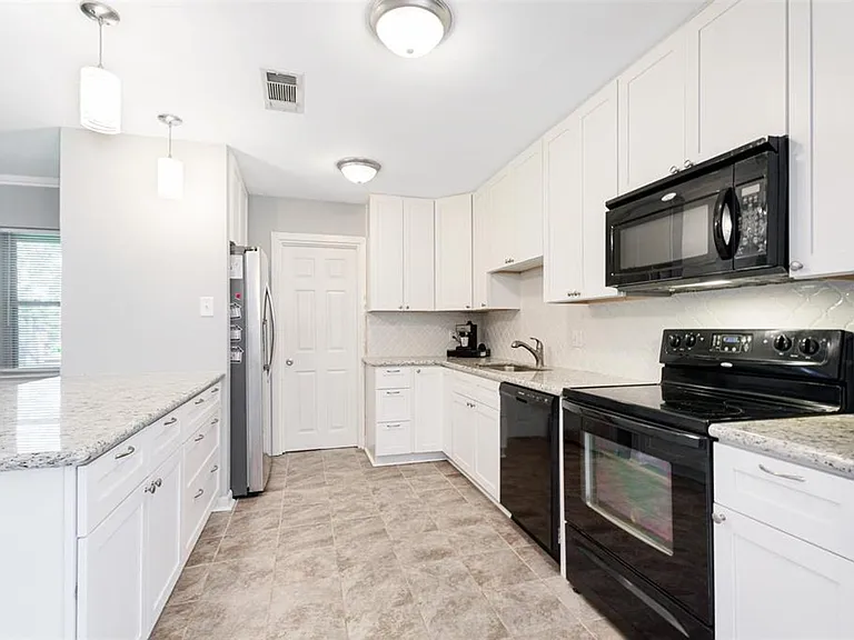 15826 New Market Dr — Photo 7