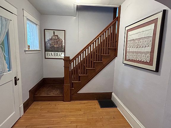 3rd image of 1719 22nd Ave NE
