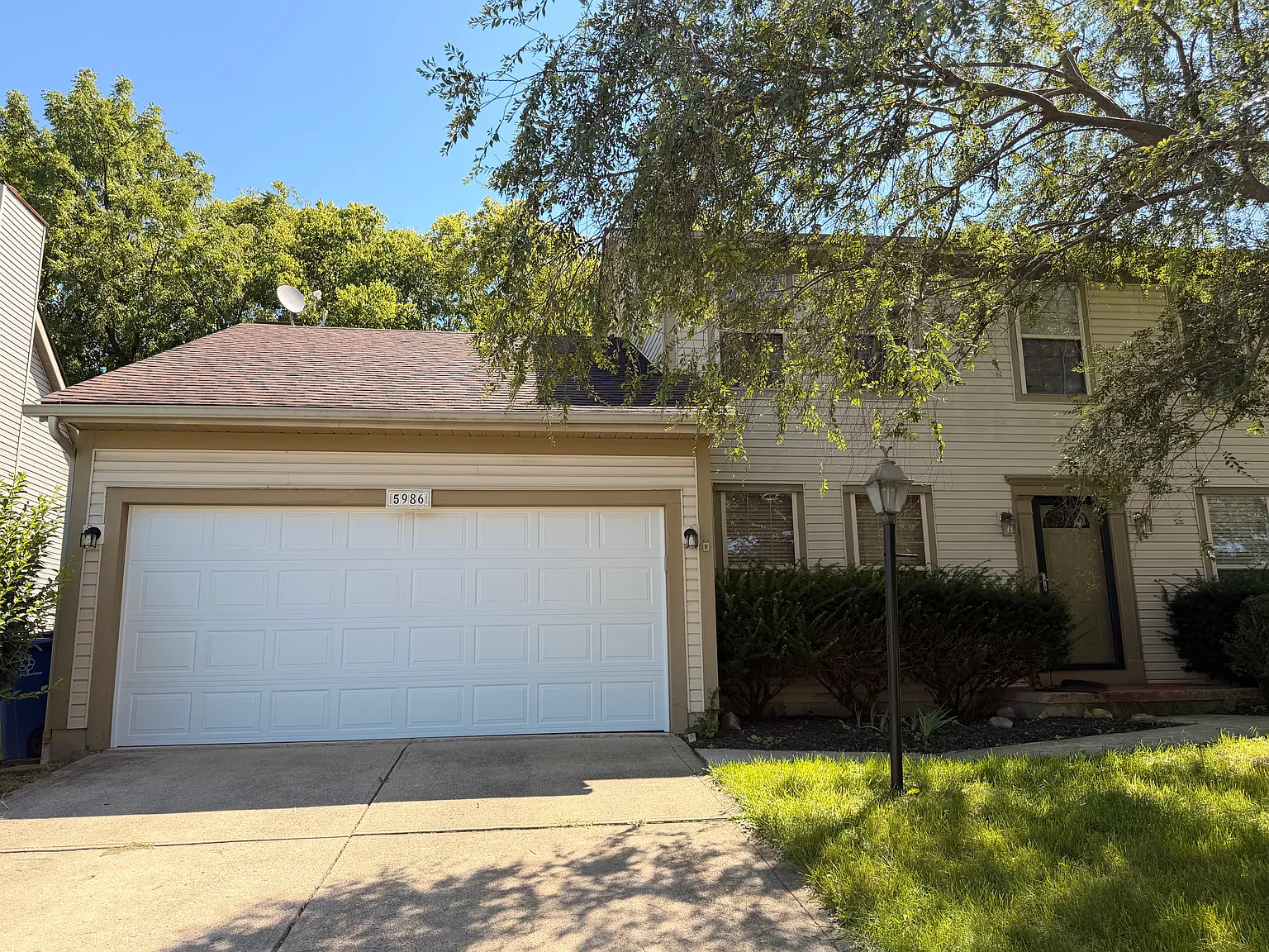 3 bed, 2.5 bath, 2061 sqft, $2,600 — Photo 2