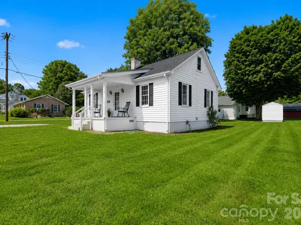 267 S Center St, Taylorsville, NC 28681