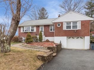 51 Overlook Dr, Mahopac, NY 10541