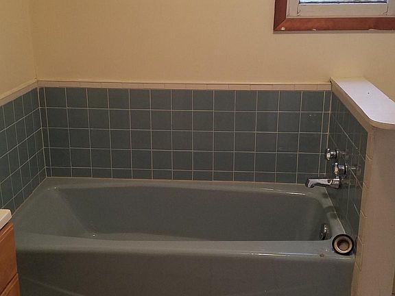 Tub and shower are separate