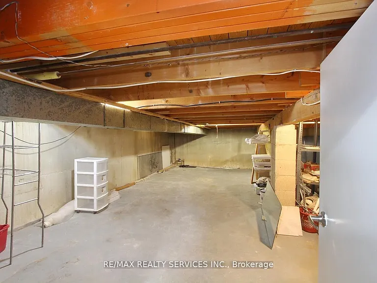 185 Earnscliffe Cir — Photo 42