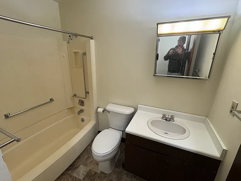 410 W Maple St #12 — Photo 7