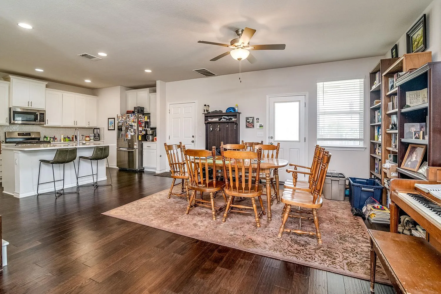 4 bed, 3.0 bath, 1931 sqft, $3,300 — Photo 3