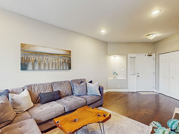 4th image of 412 E Thornhill Ln