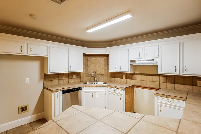 3 bed, 2.0 bath, 1915 sqft, $2,145 — Photo 4