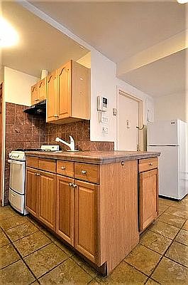 5th image of 339 W 71st St APT B1