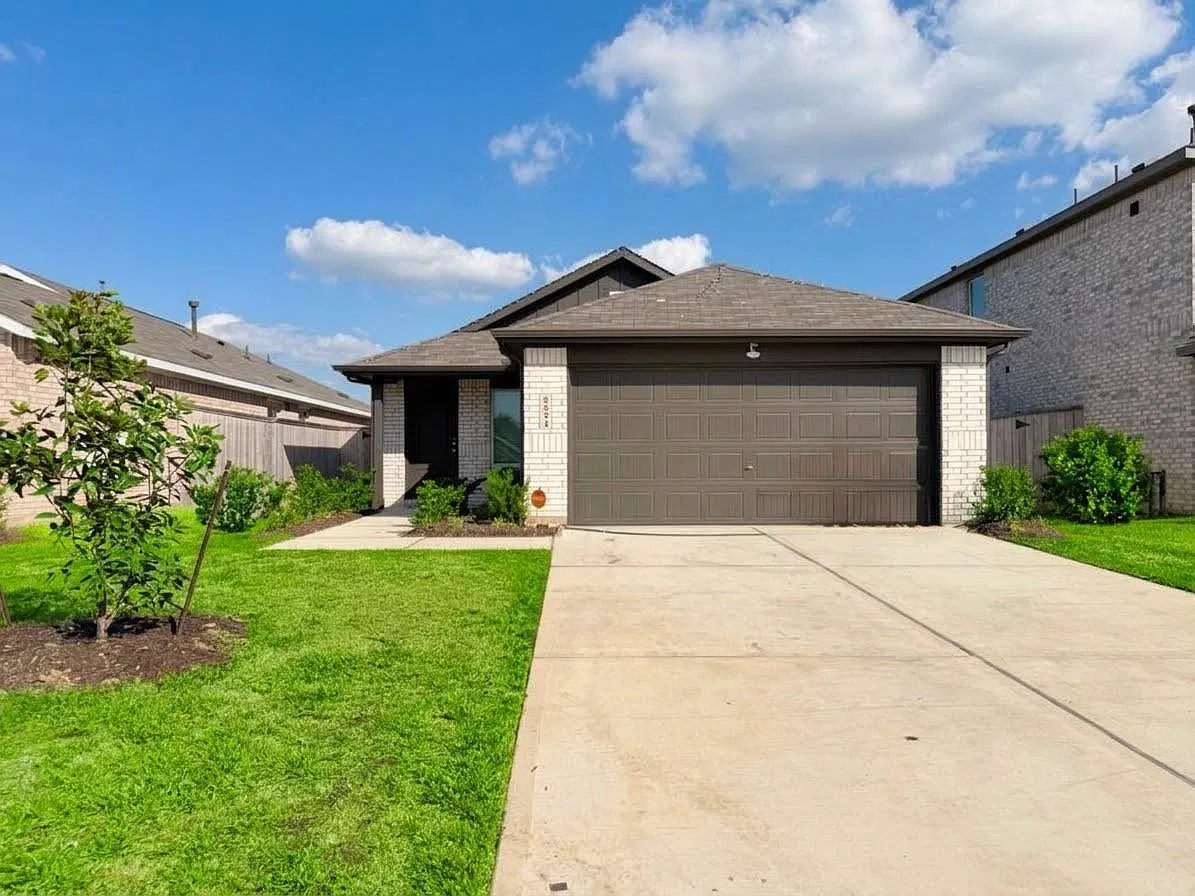 4 bed, 2.0 bath, 1720 sqft, $2,400 — Photo 1
