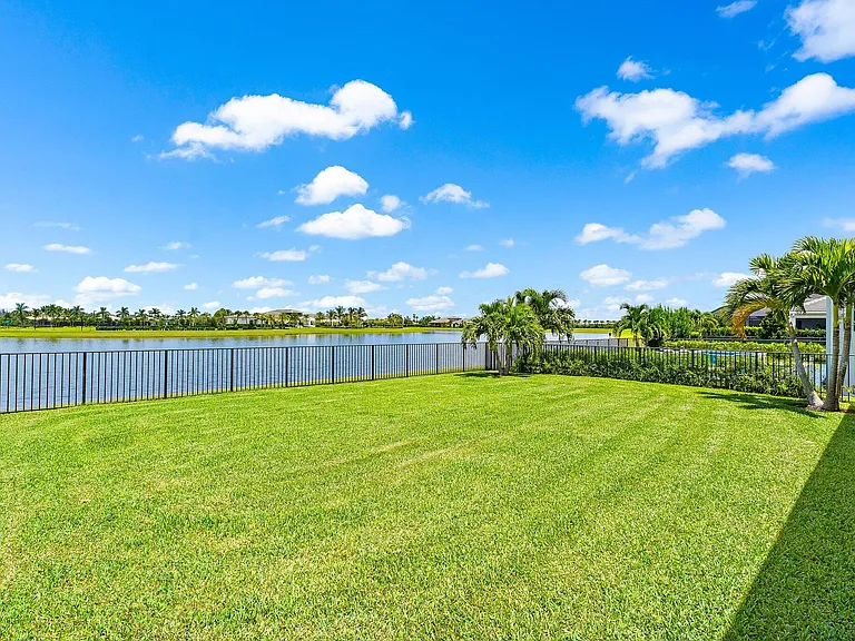 15883 Key Biscayne Ln — Photo 27