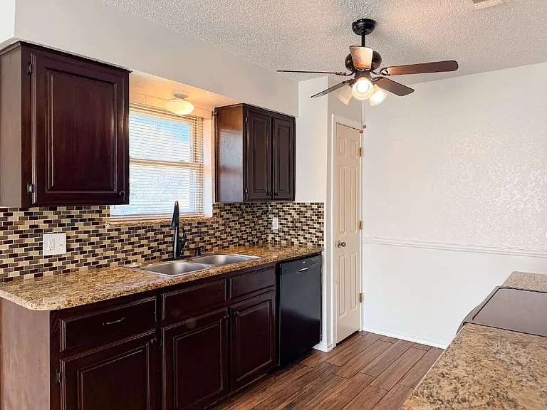 701 Daniels Dr — Photo 12