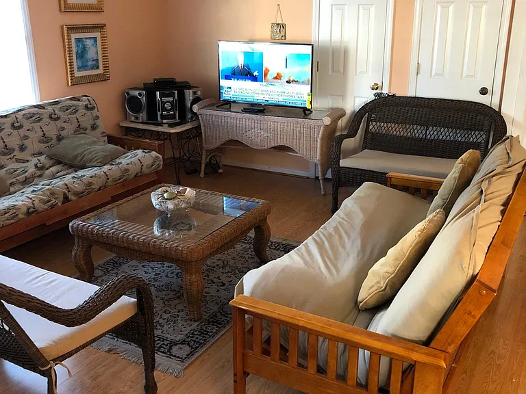 SeaLaVie house den with 2 futons & 43" smart HDTV
