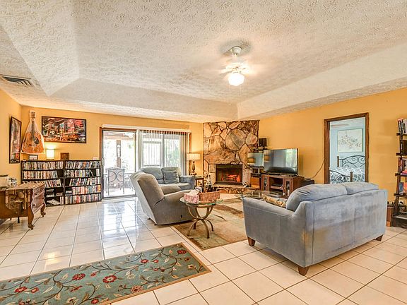 5th image of 1301 White Oak Ln
