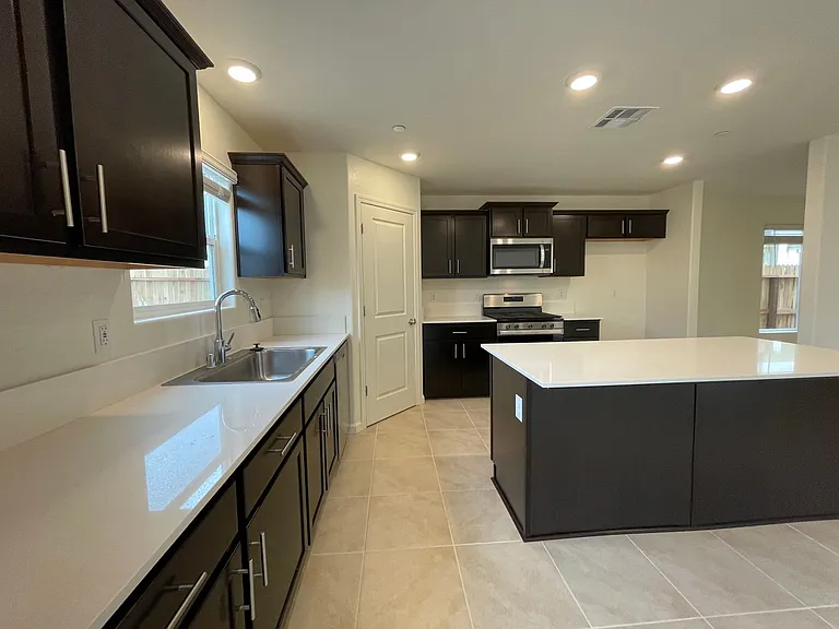 661 Suzanne Dr — Photo 2