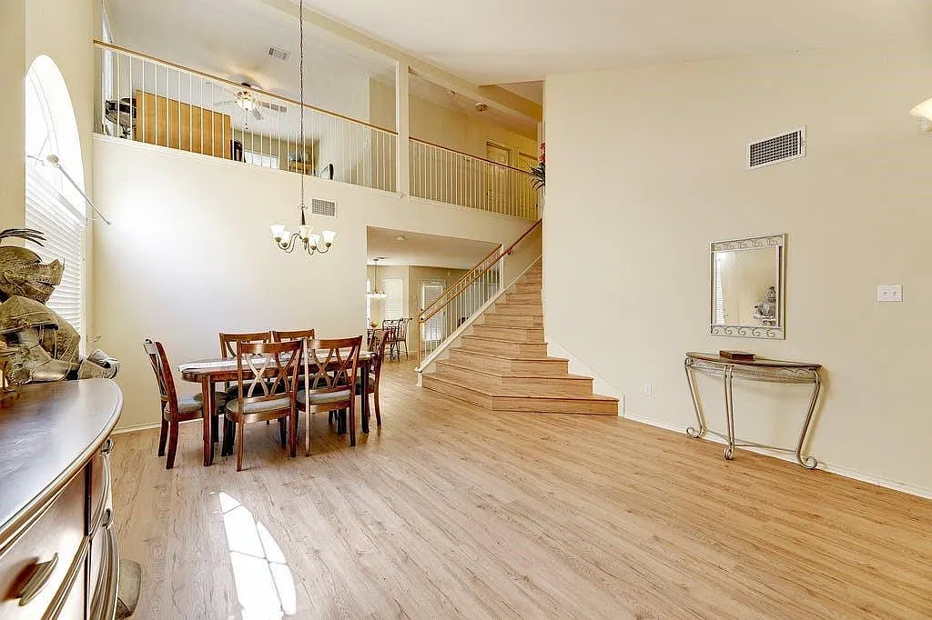 3 bed, 2.5 bath, 2038 sqft, $2,350 — Photo 2