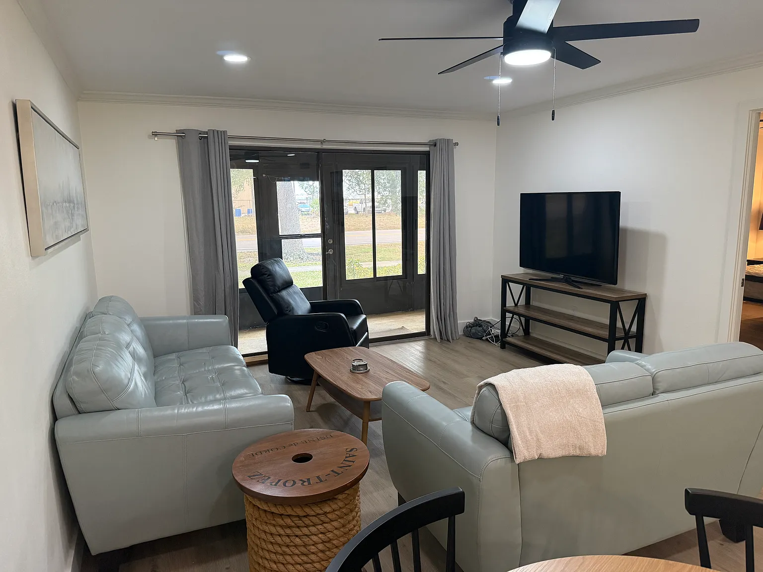 2 bed, 899 sqft, $4,000 — Photo 2