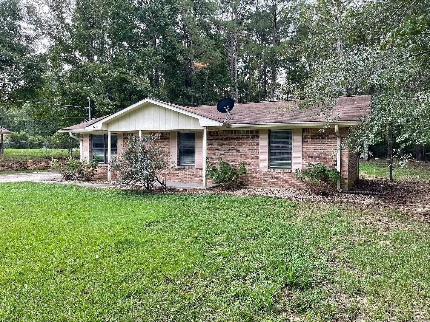 Charming 3-Bedroom, 1-Bath Rental Home with Fenced Yard! — Photo 1