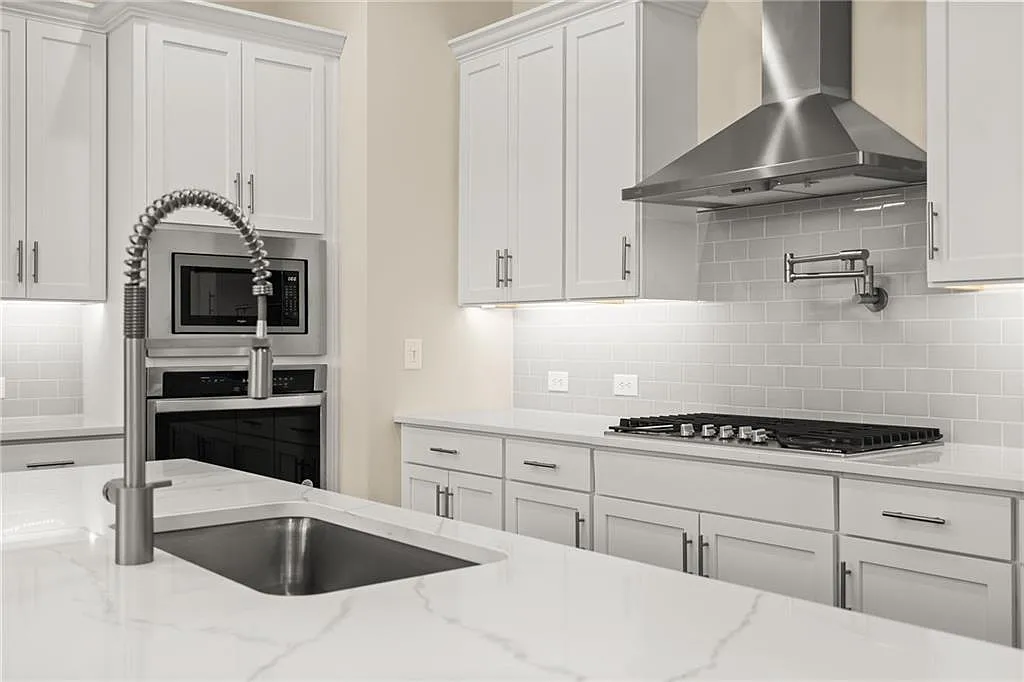 3 bed, 2.5 bath, 2057 sqft, $3,000 — Photo 2