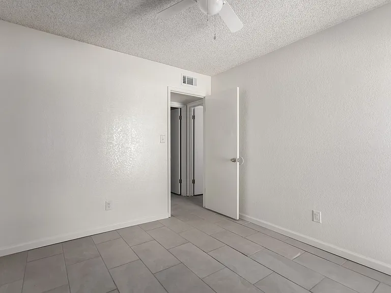 615 N Arrowhead Dr — Photo 23