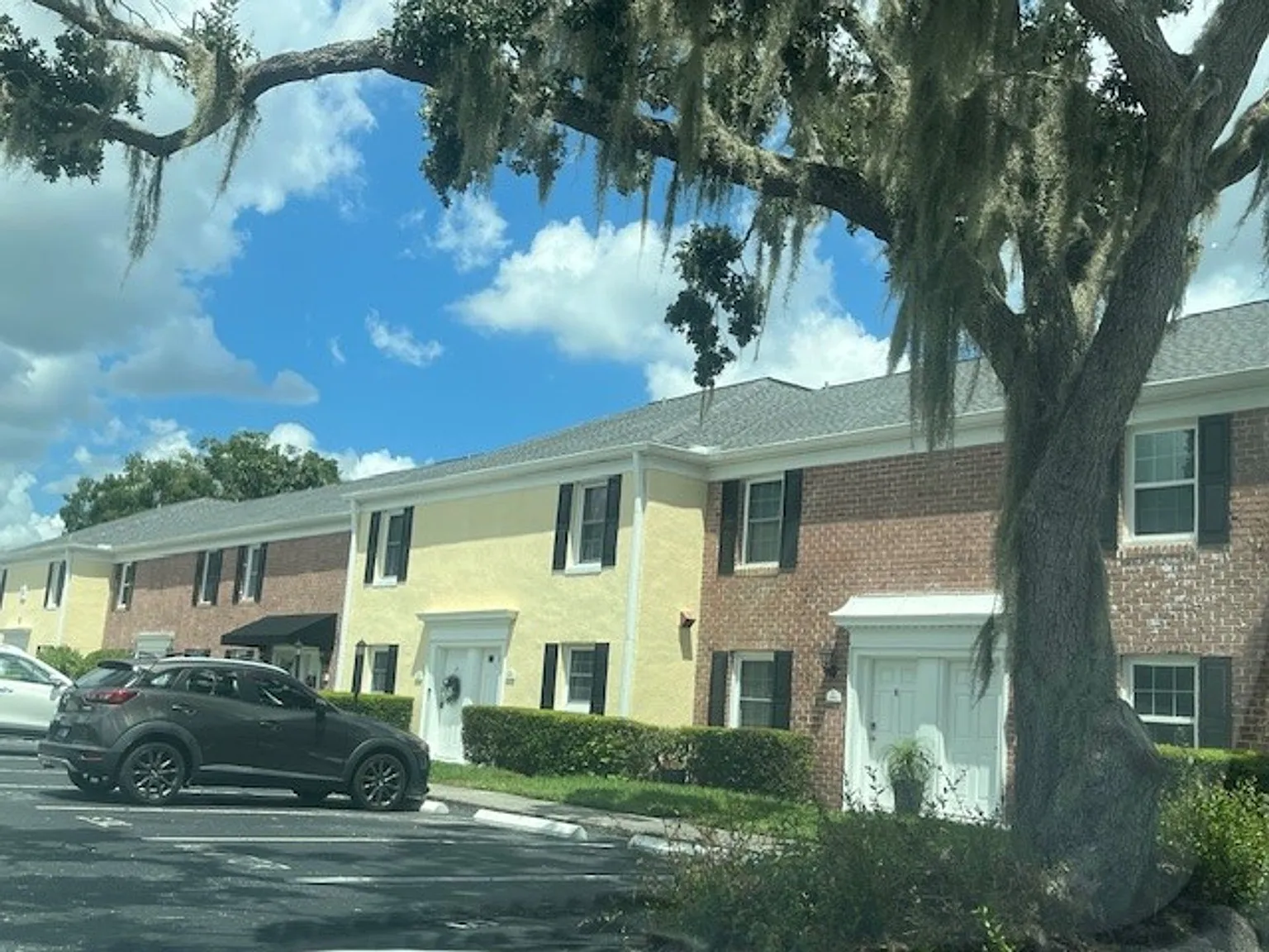 Whispering Oaks — Photo 1