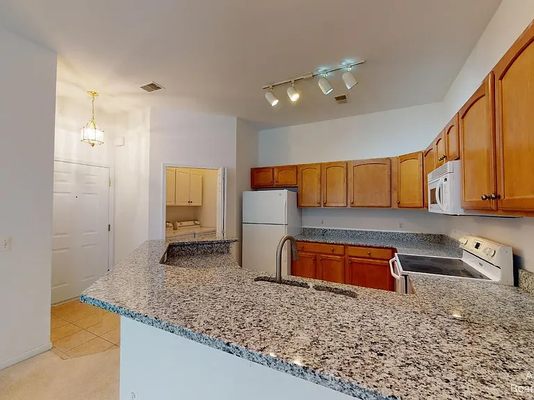 2802 S Knightsbridge Cir — Photo 4