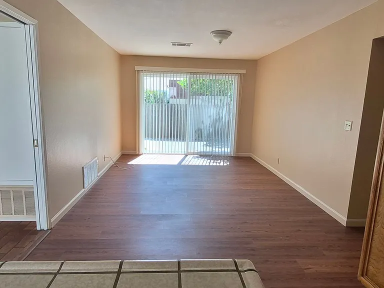 1121 Swallow Ln — Photo 6