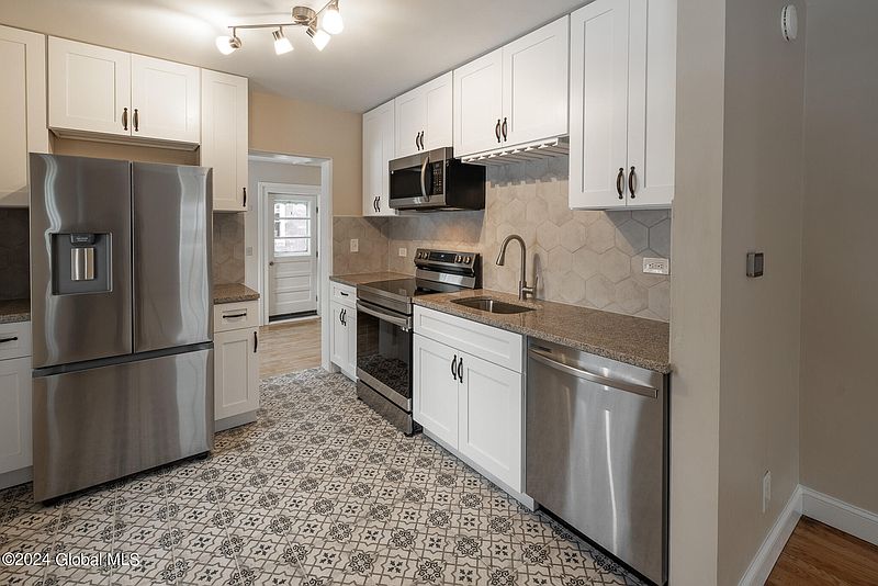 5th image of 173 Milner Avenue