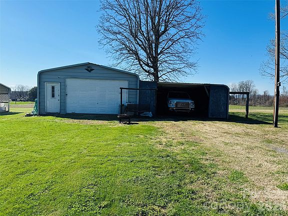 3rd image of 824 Baxter Rd