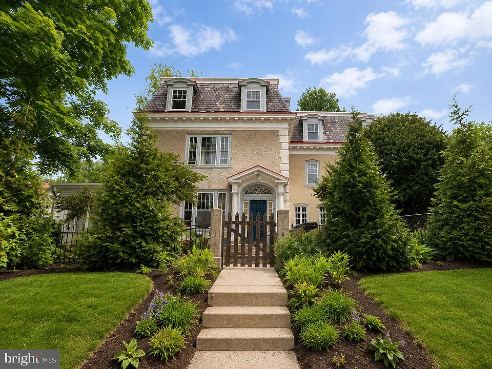 186 W Queen Ln #3