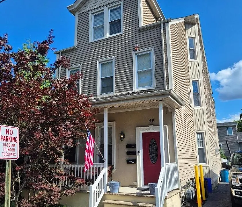 44 King St #3