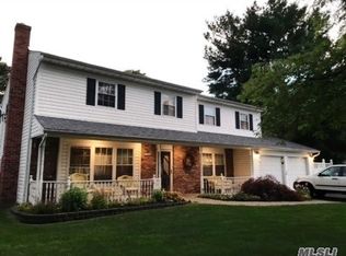 122 Gainsborough Rd, Holbrook, NY 11741