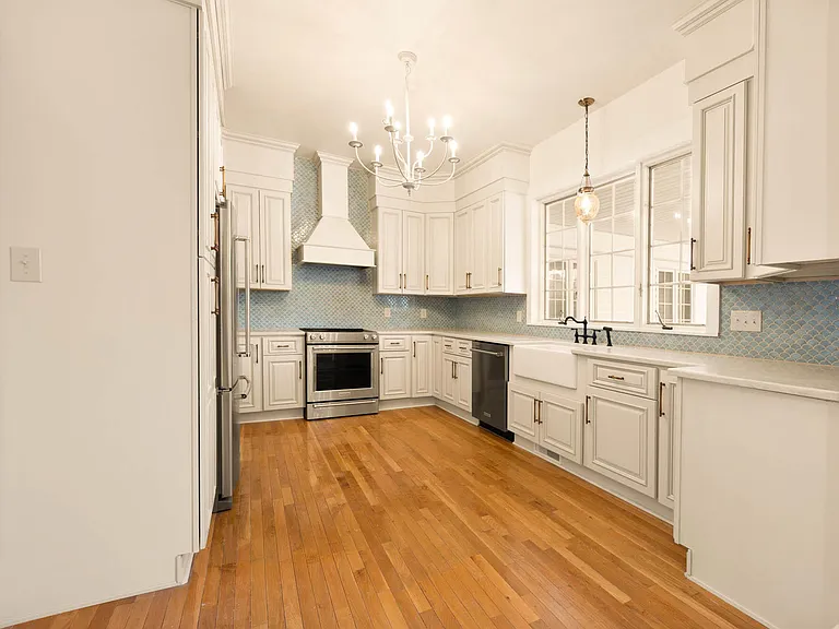 406 N Main St — Photo 16