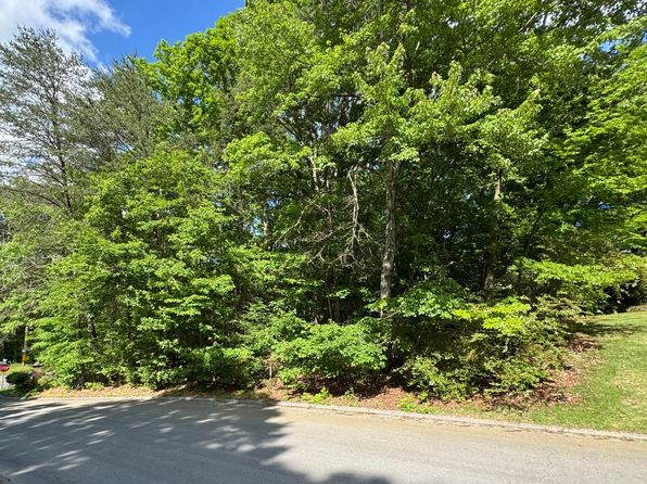 1988 Warwickshire Dr, Soddy Daisy, TN 37379