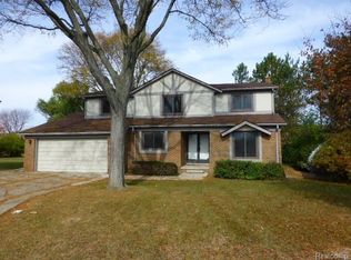 28745 Hallcroft Ct, Southfield, MI 48034